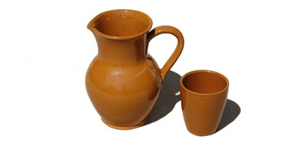 Bicchiere e brocca in terracotta